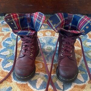 Marrón Dr. Martens Lace-Up Boots with Plaid Lining